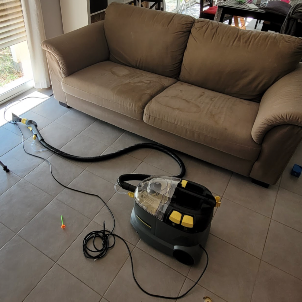 Photo d'une shampouineuse placée devant un canapé