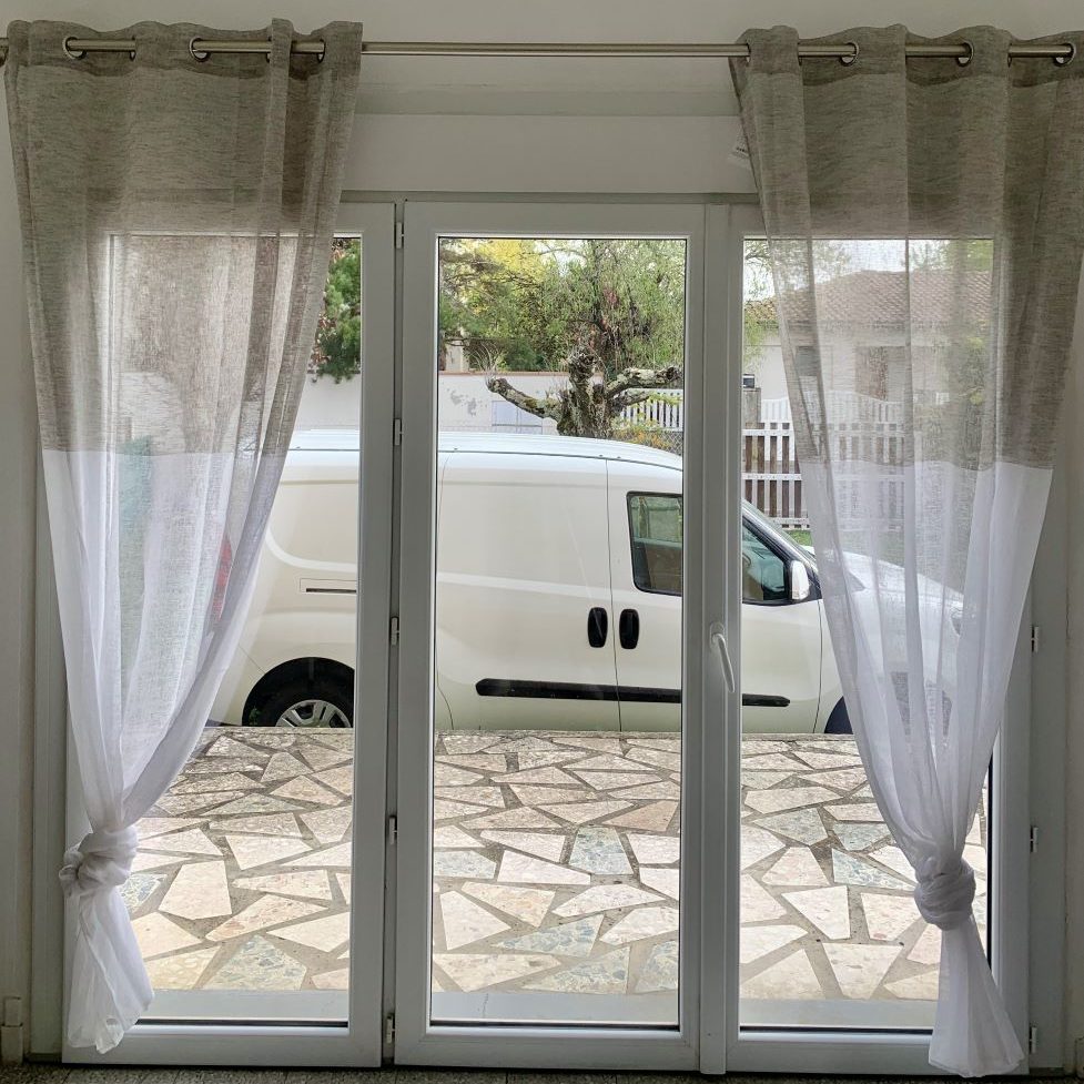 photo de la même baie vitrée avec les rideaux posés