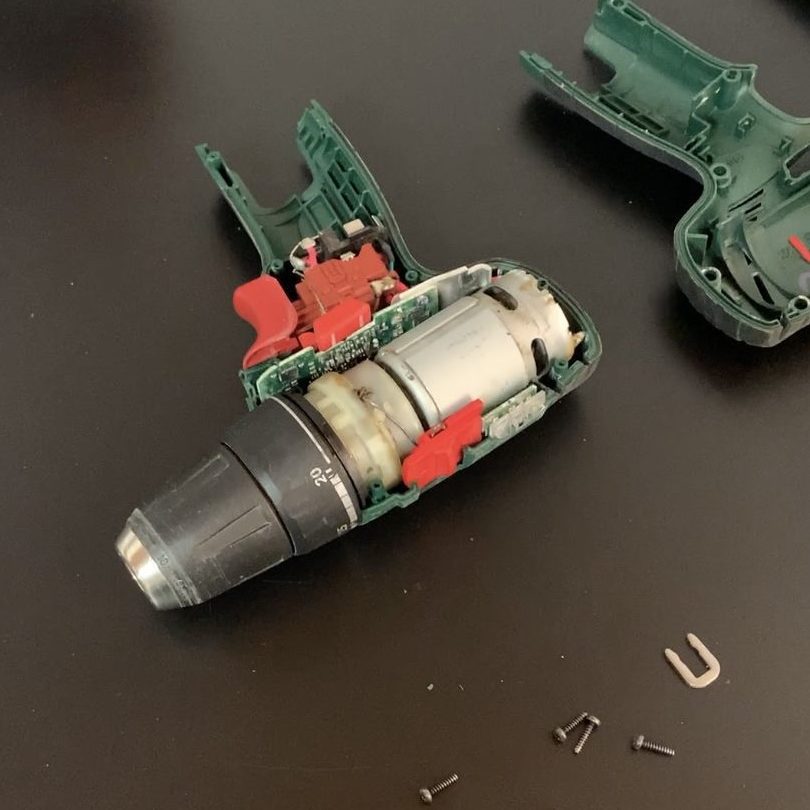 Photos d'une perçeuse en réparation